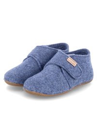 Blaue Filzschuhe mit abgerundetem Zehenbereich und verstellbarem Riemen. Weiche Textur, flache Gummisohle und ein hellbraunes Etikett an der Seite.