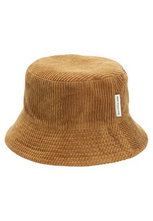 Bruine corduroy bucket hat met brede rand en een klein wit label aan de zijkant.