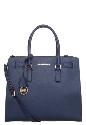 Marineblauwe Michael Kors leren handtas met dubbele bovenhandgrepen, verstelbare schouderriem en goudkleurige logo hanger en hardware details.