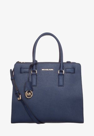 Marineblauwe Michael Kors leren handtas met dubbele bovenhandgrepen, verstelbare schouderriem en goudkleurige logo hanger en hardware details.