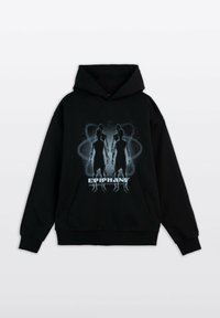 Czarna bluza z kapturem, wykonana z bawełny, z graficznym wzorem przedstawiającym dwie postacie oraz napisem "EPIPHANY". Posiada przednią kieszeń i sznurek ściągający w kapturze.