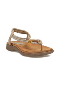 Sandal de color marrón con tiras trenzadas, acentos metálicos y plantilla texturizada. La suela de goma gruesa proporciona amortiguación. Incluye una correa ajustable alrededor del tobillo.