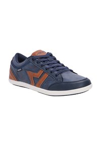 Sneaker blu navy con dettagli in pelle marrone e finitura testurizzata. Presenta punta rotonda, lacci resistenti e suola in gomma bianca.