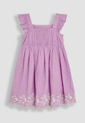 Paarse jurk met ruches op de schouderbanden, een gesmokt lijfje, gestructureerde stof en witte bloemenkant aan de zoom.