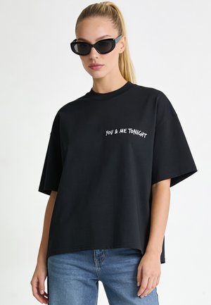 Mira Paris, YOU AND ME TONIGHT EMBROIDERY OVERSIZED BOXY TEE 26 UNISEX - T-Shirt print - black