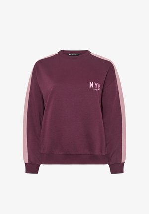 Bordowa bluza z okrągłym dekoltem z różowymi paskami na rękawach i różowym napisem "NYC 1987" na lewej piersi.