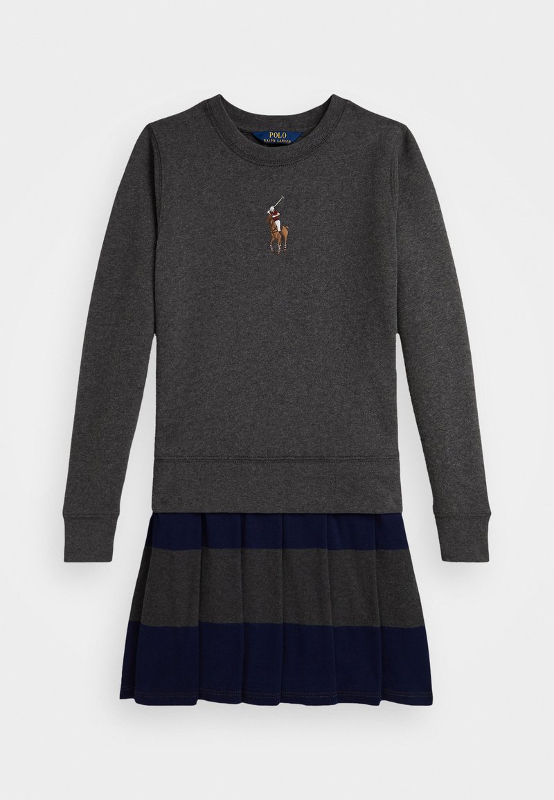 Sudadera gris con un pequeño bordado de un jugador de polo, combinada con una falda de tablas azul marino con rayas horizontales grises. Tejido de mezcla de algodón.