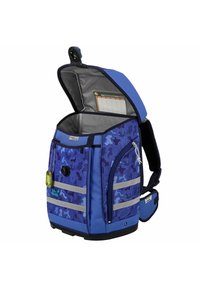 Zaino blu con un motivo geometrico a camouflage, interno grigio e cinghie riflettenti. Presenta un compartimento con zip e una maniglia per il trasporto.