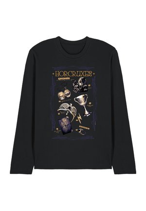 Schwarzes Langarmshirt mit Illustrationen und Beschriftungen der Horkruxe aus Harry Potter, darunter ein Medaillon, ein Becher, ein Tagebuch, ein Ring, ein Diadem und eine Schlange.