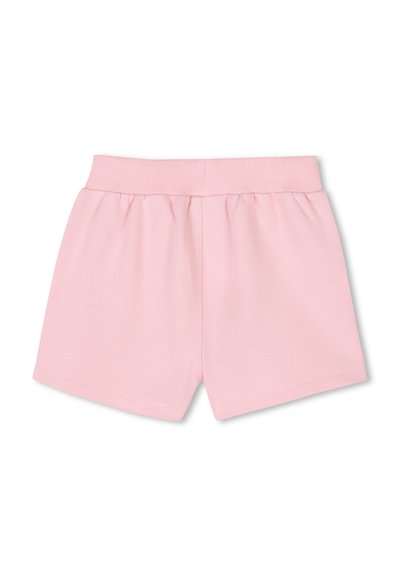 Shorts en coton rose clair avec une ceinture élastique douce, présentant une texture lisse et une coupe droite, sans poches ni accents supplémentaires.