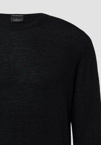 Czarny, długi rękaw, sweter dzianinowy z okrągłym dekoltem wykonany w 100% z wełny merino extrafine, z metką marki na kołnierzu.