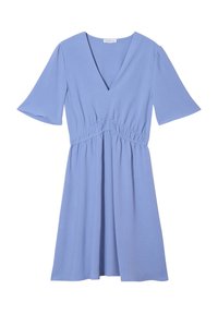 Lyseblå kjole med V-udskæring, korte flæseærmer, samlet talje og svajende skørt. Lavet af blødt, letvægtsstof.