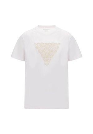 Witte katoenen t-shirt met een gouden driehoekige grafiek met ingewikkelde patronen en de merknaam "Guess" in het midden. Korte mouwen.
