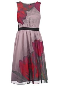 Robe sans manches longueur genou avec base violet clair, grand imprimé floral rouge et foncé, col rond et ceinture noire.