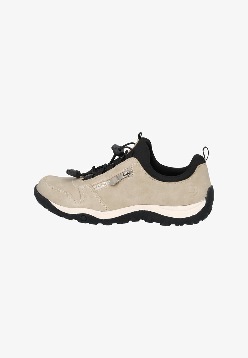 Chaussure en daim beige avec des accents noirs et une semelle en caoutchouc texturé. Présente une fermeture éclair sur le côté et un système de laçage rapide pour un maintien sécurisé.