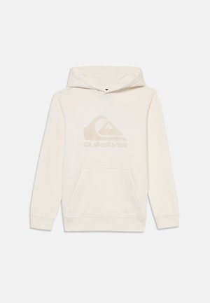 Hanorac cu glugă de culoare crem, fabricat dintr-un material moale, având un buzunar frontal tip kangaroo și un logo Quiksilver mare, bej, pe piept.