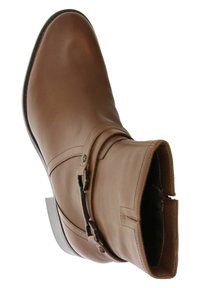 Bruine leren enkelboot met een ronde neus, decoratieve band en gespdetails, gladde textuur en een lage gestapelde hak.