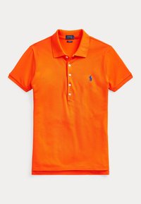 Oranžové polo tričko z bavlny s límcem, krátkými rukávy, pětiknopfovým rozepínáním a modrým logem na levé straně hrudi.