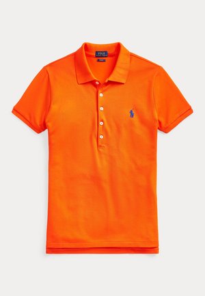 Oranssi puuvillainen poolopaita, jossa on kaulus, lyhyet hihat, viiden napin rintalista ja sininen logo vasemmassa rinnassa.