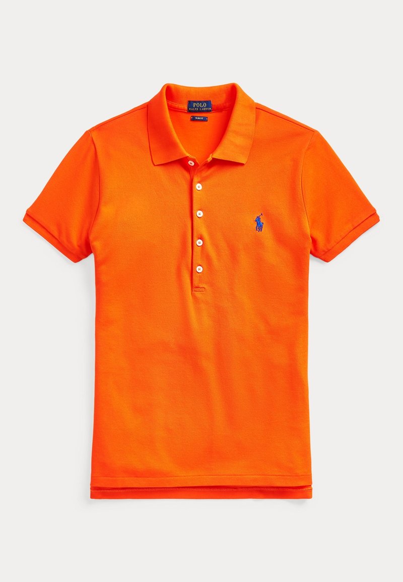 Oranžové polo tričko z bavlny s límcem, krátkými rukávy, pětiknopfovým rozepínáním a modrým logem na levé straně hrudi.