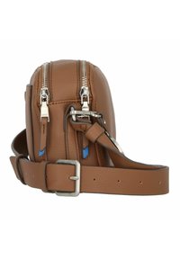 Brązowa skórzana torba na ramię z srebrnymi zamkami, regulowanym paskiem i niebieskimi akcentami. Kompaktowy, prostokątny kształt z teksturowaną powierzchnią.