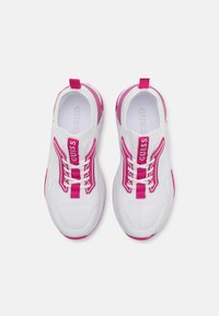 Baskets de sport blanches avec des accents roses, tige en mesh, design à lacets et col rembourré. Logo affiché sur la languette et le talon.