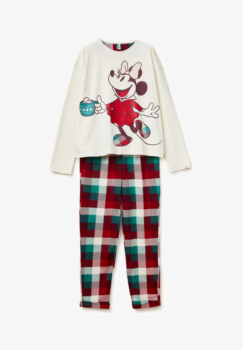 Conjunto de pijama con temática de Minnie Mouse, compuesto por una camiseta de manga larga color crema con un estampado gráfico y pantalones de cuadros rojos en verde, blanco y burdeos.