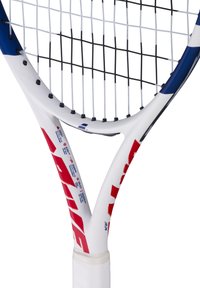 Tennisketcher med en hvid og rød ramme, blå accenter og et sort snormønster. Har et afrundet hoved og et tekstureret greb.