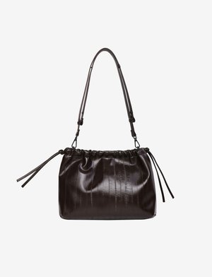 Tamnoljubičasta kožna torba s naboranim dizajnom, glatkom teksturom, podesivim remenom za rame i bočnim vezicama za zatvaranje.