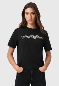 T-shirt nera a maniche corte in cotone, con design testuale grafico bianco sulla parte anteriore. Vestibilità dritta, stile casual con scollatura rotonda.