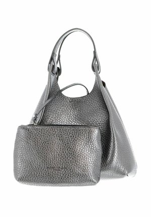 Sac à main en cuir métallisé gris texturé avec une pochette zippée assortie attachée, présenté sur un fond blanc.