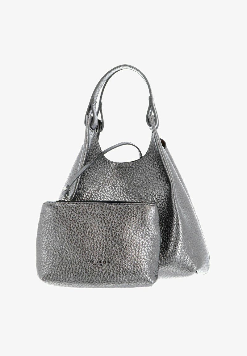 Sac à main en cuir métallisé gris texturé avec une pochette zippée assortie attachée, présenté sur un fond blanc.