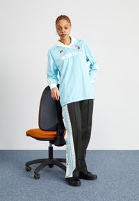 adidas Originals WWC SOCCER - Blusa - light aqua