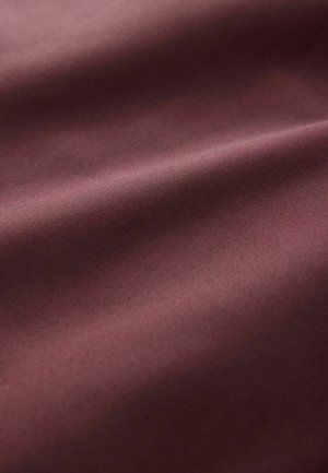 Bordeaux stof met een gladde, zachte textuur, met subtiele plooien en een uniforme glans over het oppervlak.