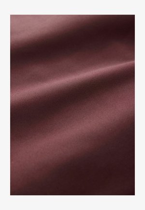 Tessuto bordeaux con una trama liscia e morbida, caratterizzato da pieghe sottili e una lucentezza uniforme sulla sua superficie.