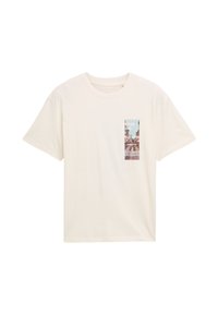 Hellcremefarbenes Baumwoll-T-Shirt mit kurzen Ärmeln und einem rechteckigen Grafikdruck auf der Vorderseite, der ein landschaftliches Motiv und Text zeigt.