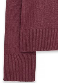 Burgunderfarbener Strickpullover mit gerippter Textur. Verfügt über einen geraden Saum und Bündchen mit einer engen Passform. Weiches Material, das in der Webart deutlich wird.