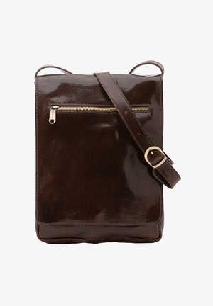 Sac bandoulière en cuir marron foncé avec une poche avant zippée et une sangle réglable avec une boucle en or.