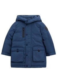 Jūrinės mėlynos spalvos pūkinė striukė su kapišonu, turinti užtrauktuką krūtinėje, dvi priekines kišenes su atvartais ir tekstūruotą medžiagą.