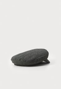 Grå fiskebenskasket med en rund form og flad skygge. Lavet af tekstureret stof, der har en lille skygge og stikninger.