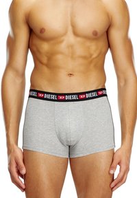 Graue Boxershorts aus Baumwollmischung, mit einem schwarzen Bund und rotem "DIESEL"-Logo. Entworfen für eine enganliegende, bequeme Passform.