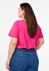 Zizzi Camiseta estampada - raspb strawberry
