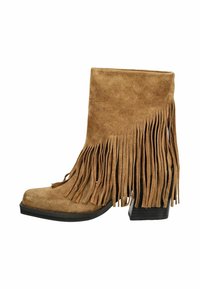 Tan-farbene Wildleder-Stiefelette mit Fransen und einem stabilen schwarzen Absatz, seitlich auf einem weißen Hintergrund dargestellt.