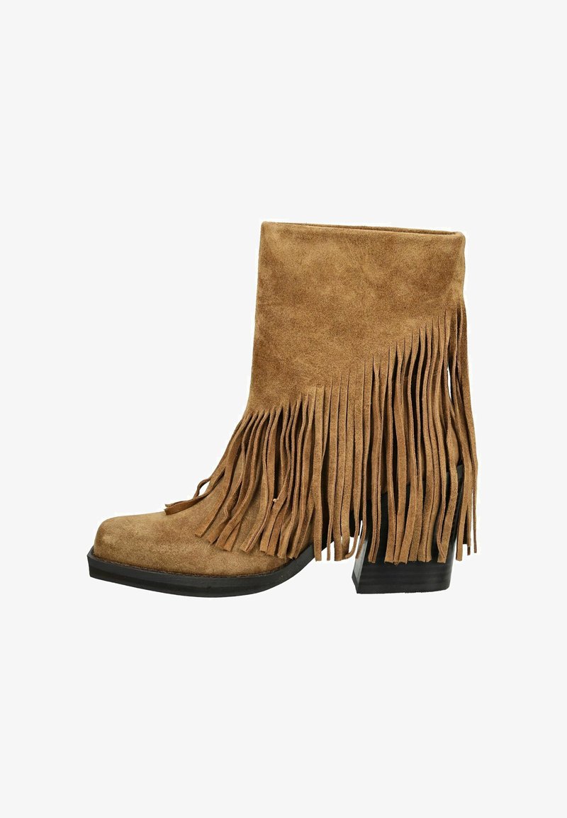 Stivaletto in suede tan con dettagli in frange e tacco spesso nero, mostrato di lato su uno sfondo bianco.