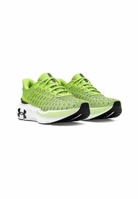 Baskets de sport vert citron avec un upper en maille, des détails texturés, des accents réfléchissants et une semelle blanche rembourrée avec un motif de traction noir.