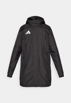 Chaqueta negra con aislamiento y capucha, con cremallera completa en el frente, bolsillos laterales y un logo blanco de Adidas en la parte superior izquierda del pecho.