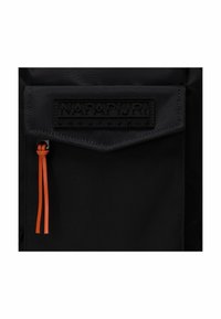 Czarny plecak z teksturowanego materiału, z wypukłym logo oraz pomarańczowym uchwytem suwaka. Minimalistyczny design i prostokątny kształt.