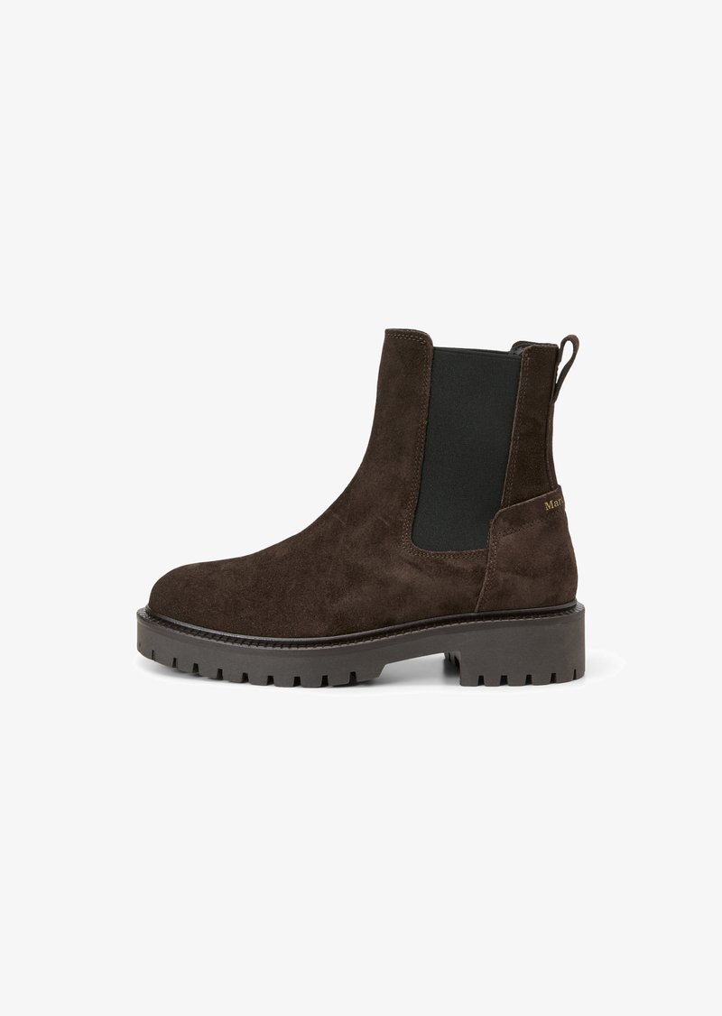Bottine Chelsea en daim marron foncé avec un panneau latéral élastique noir, une languette au talon et une semelle épaisse à crampons.