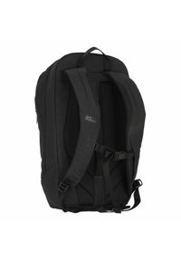 Schwarzer Rucksack mit gepolsterten Schultergurten, verstellbaren Schnallen und strukturiertem Stoff. Besitzt ein Logo an der Seite und hat eine klare Form.