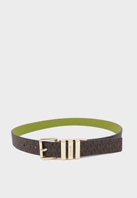 Bruine riem met patroon, voorzien van een gouden gesp en een groene onderkant. Bevat een reliëflogo en heeft een elegante, gepolijste afwerking.